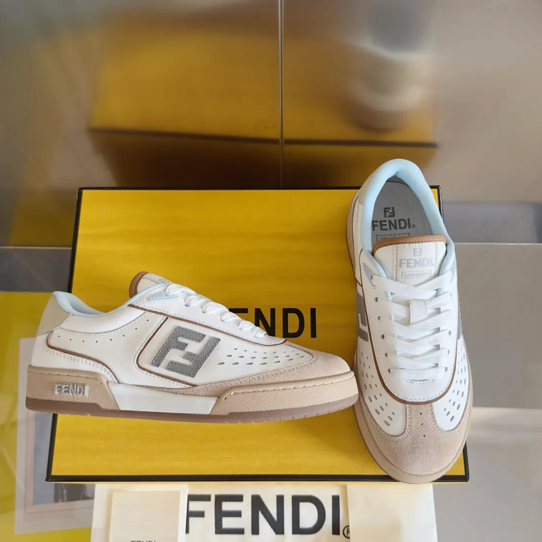 【FENDI】Top P: 740💰 Leather Couple Size: Women's 35-41 / Men's 39-45 Top version: Fendi Fendi match series Couple's Film Casual Sports Shoes Sneakers Original purchase, development, production of these FENDI Match lace-up sneakers. Small perforations accent the upper. Made of white leather with beige suede details. Matcha green leather FF applique. Rubber sole with FENDI lettering on the side. Comes with exquisite packaging at the counter 🛍📦 ▪️ Fabric: Original custom imported first-layer cowhide ▪️ Lining: Imported custom breathable mesh ▪️ Sole: Original molded TPU two-color combination sole ▪️ Sole thickness: 3CM. ▪️ Size: Women's 35-41 / Men's 39-45